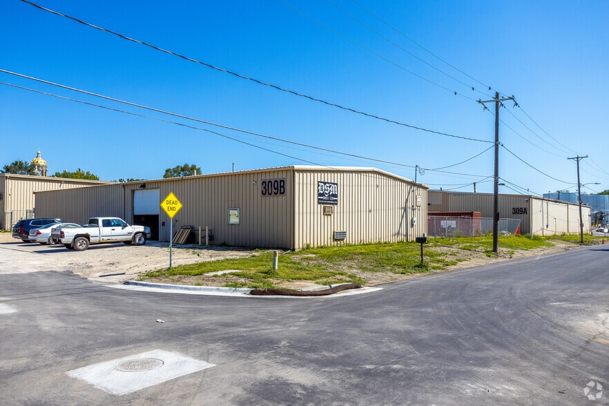 SE 8th St. Warehouses portfolio of 2 properties for sale on LoopNet.com - Primary Photo - Image 2 of 2