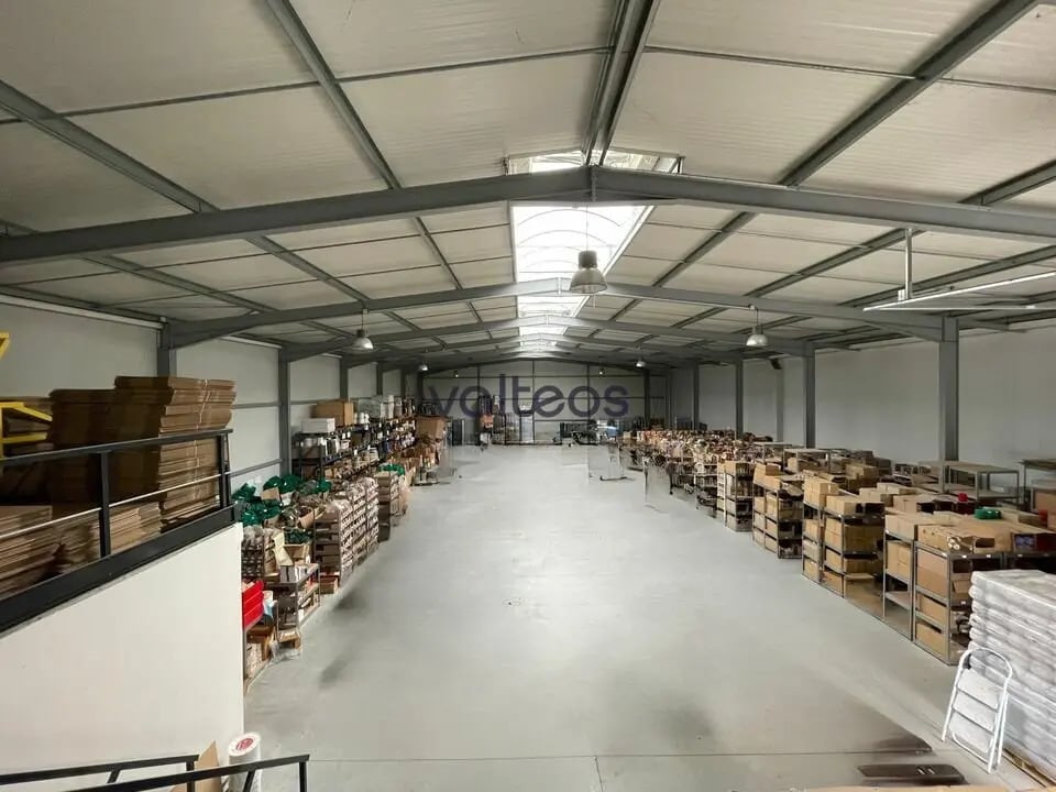 Location Local d'activités 970 m² - Photo 1