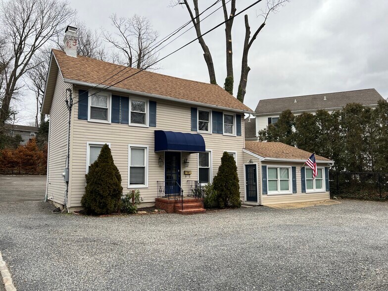 11 Oyster Bay Rd, Locust Valley, NY for sale - Building Photo - Image 1 of 1