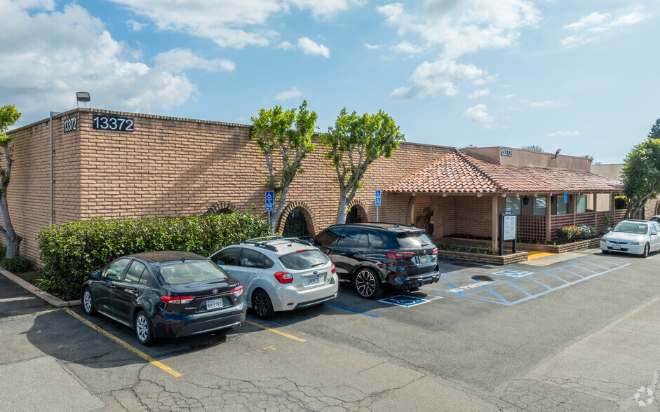 13362 Newport Ave, Tustin, CA for lease - Building Photo - Image 2 of 16