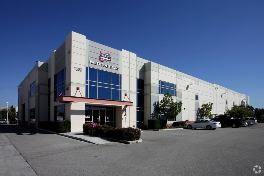 1353 Walker Ln, Corona, CA for lease - Primary Photo - Image 1 of 4
