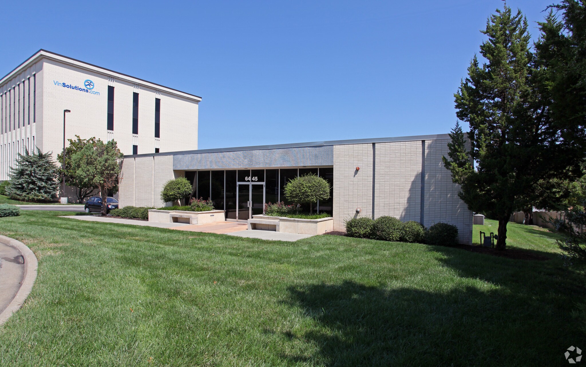 6811 Shawnee Mission Pky, Overland Park, KS 66202 Cloverleaf Office