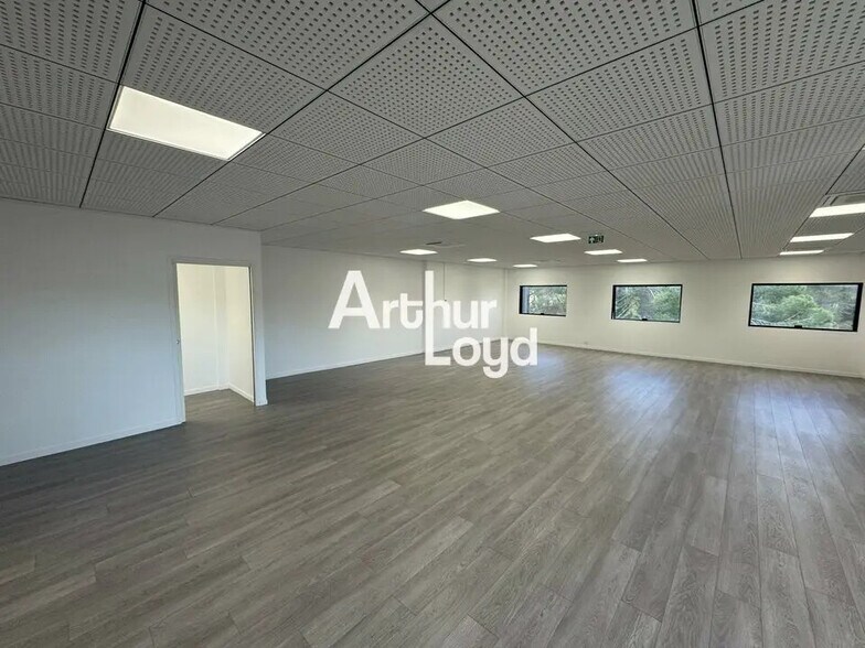 Office in Valbonne for lease - Interior Photo - Image 3 of 8