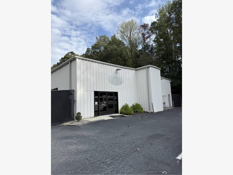 10400 D Alpharetta St, Roswell, GA for lease - Building Photo - Image 3 of 11