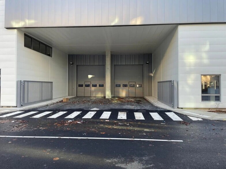 Office in Nanterre for lease - Building Photo - Image 3 of 12