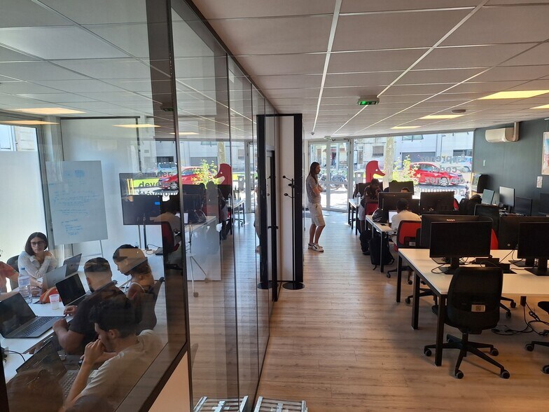 Retail in Cenon for lease - Building Photo - Image 2 of 6