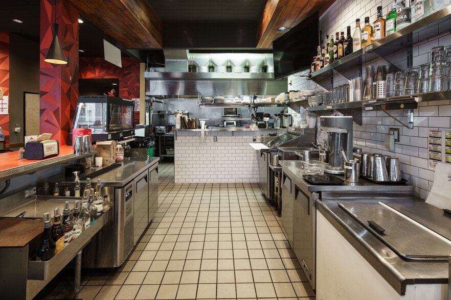 4905 SE Woodstock Blvd, Portland, OR for sale - Interior Photo - Image 2 of 22