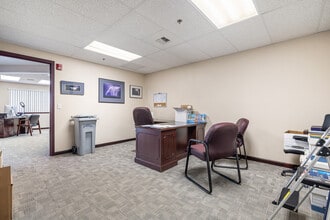 1020 N Center Pky, Kennewick, WA for lease Building Photo- Image 2 of 8