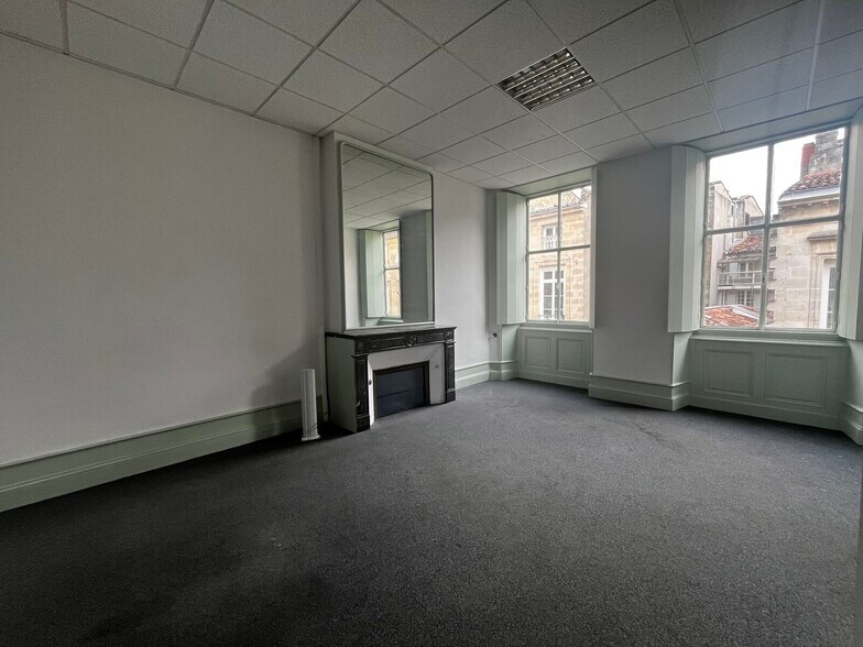 Office in Bordeaux for lease - Building Photo - Image 2 of 7