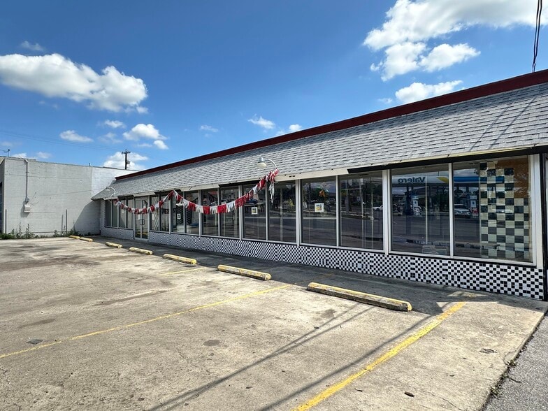 804, 806, 808 Lockhill Selma portfolio of 3 properties for sale on LoopNet.com - Building Photo - Image 3 of 27