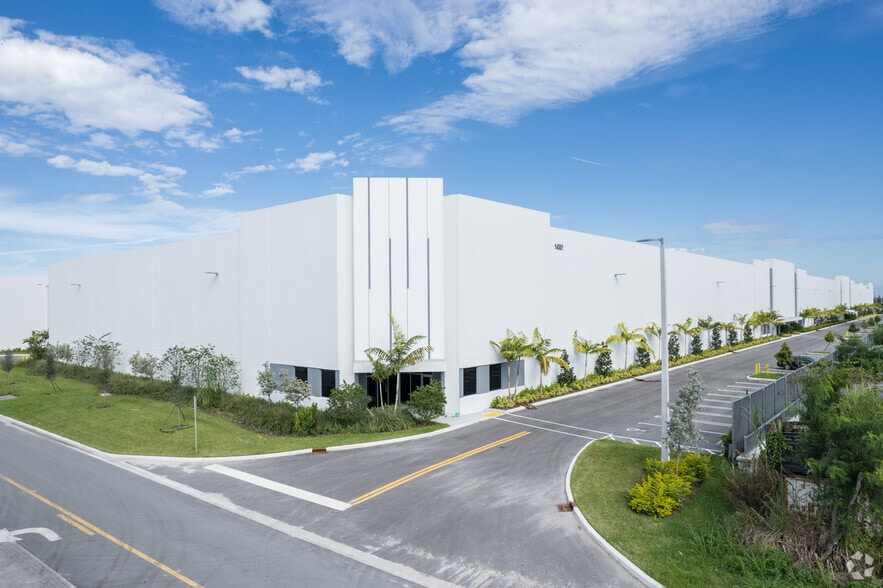 10702 NW 147 St, Hialeah Gardens, FL for lease - Building Photo - Image 1 of 11