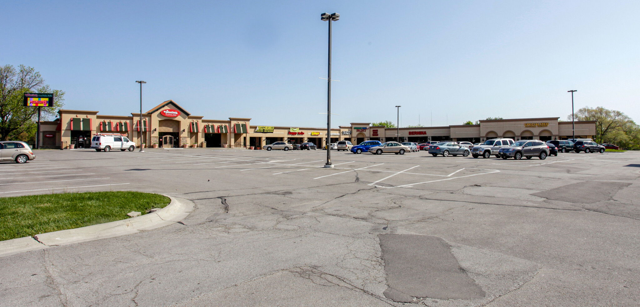 10102-10190 Maple Rd, Omaha, NE for lease Building Photo- Image 1 of 8