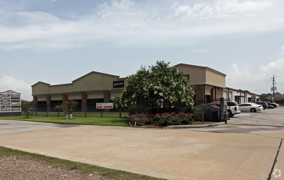 6711 N Sam Houston Pky W, Houston, TX for lease - Primary Photo - Image 1 of 11
