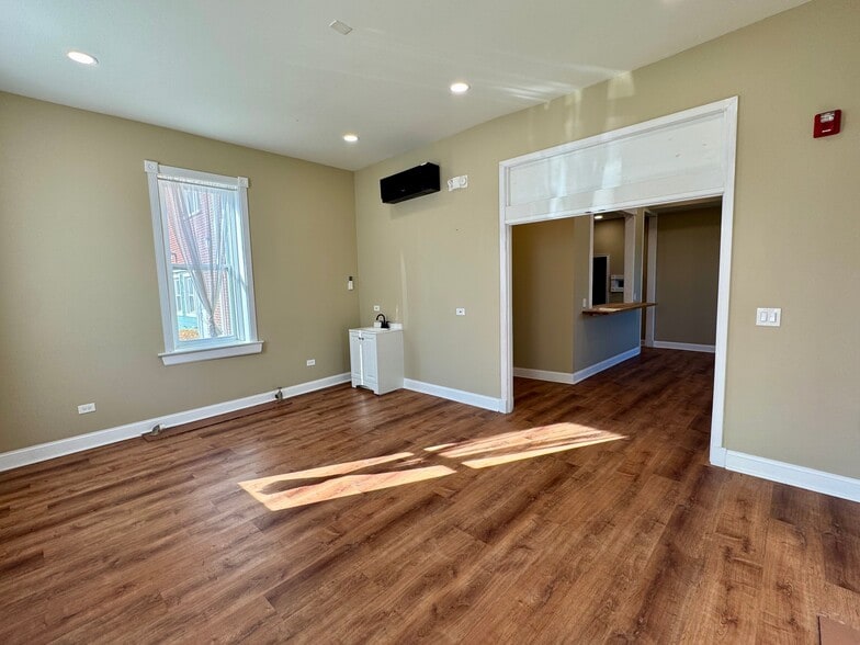 111 W Madison St, Yorkville, IL for lease - Building Photo - Image 2 of 7