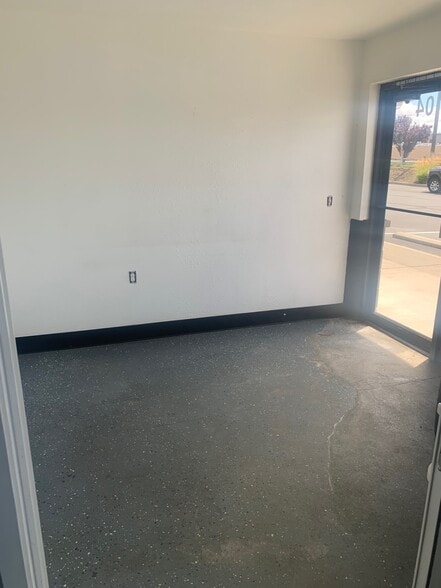 555 NE Hemlock Ave, Redmond, OR for lease - Building Photo - Image 3 of 8