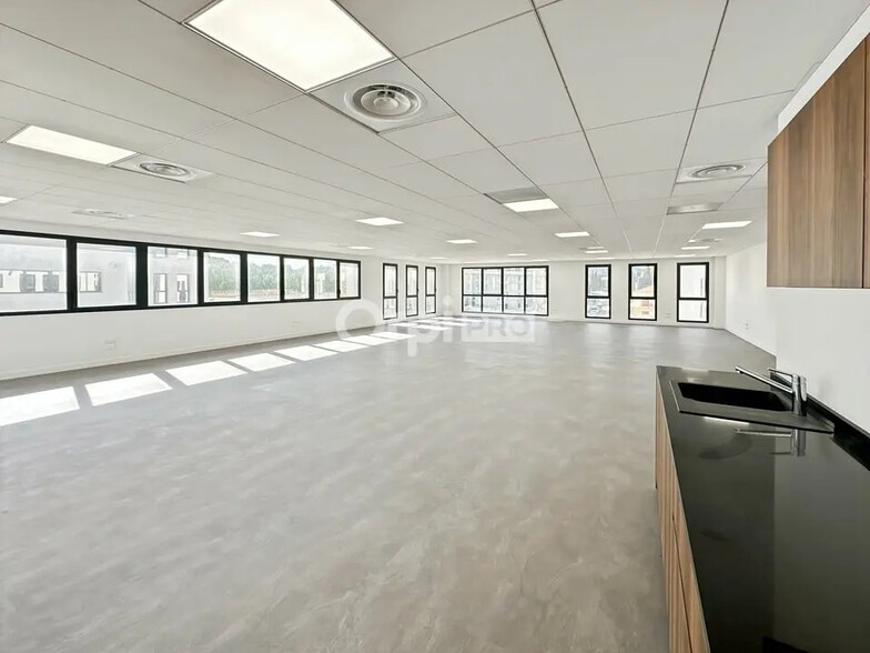 Office in Aubagne for lease - Interior Photo - Image 1 of 6