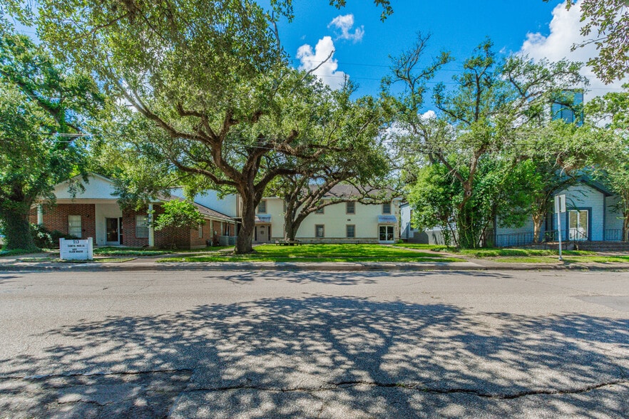 715 W Adoue St, Alvin, TX for sale - Building Photo - Image 1 of 1