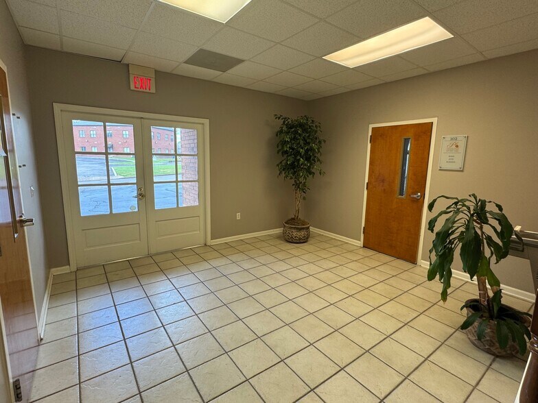 882 Willow Tree Cir, Cordova, TN for lease - Building Photo - Image 2 of 6