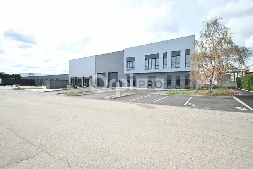 Office in Corbas for lease - Building Photo - Image 1 of 11
