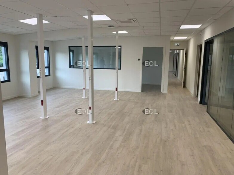 Flex in Saint-Rémy-de-Provence for lease - Interior Photo - Image 3 of 5