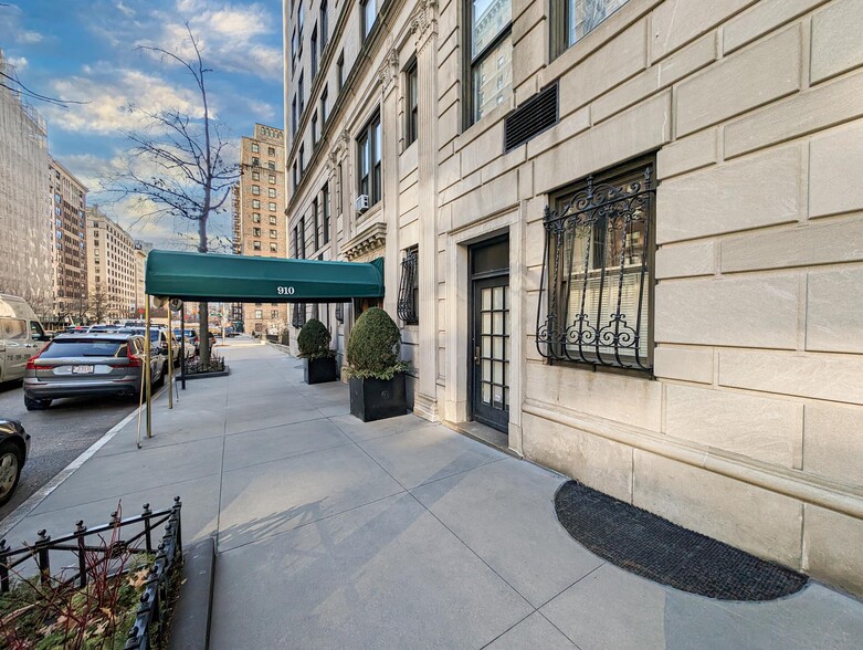 910 Park Ave, New York, NY for lease - Building Photo - Image 1 of 7