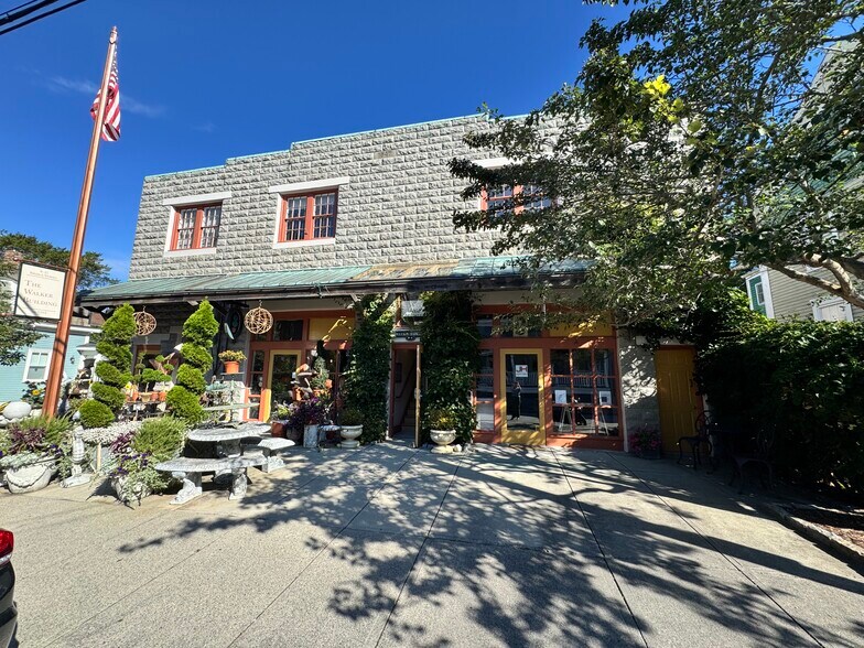 9-11 Bridge St, Newport, RI for lease - Building Photo - Image 1 of 4