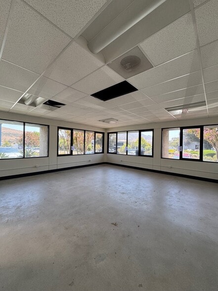 5142 Clareton Dr, Agoura Hills, CA for lease - Building Photo - Image 3 of 9