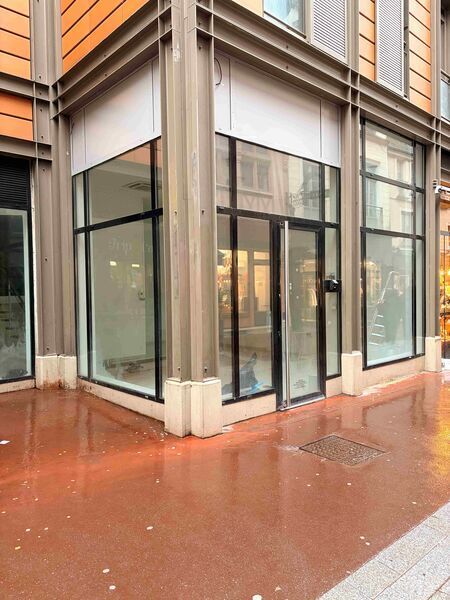 Retail in Rouen for lease Building Photo- Image 1 of 4
