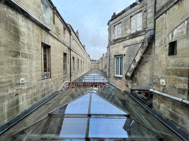 Office in Bordeaux for lease - Building Photo - Image 1 of 7