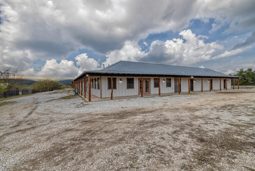 16 Mountain Laurel Ln, Concan, TX for sale - Primary Photo - Image 1 of 76