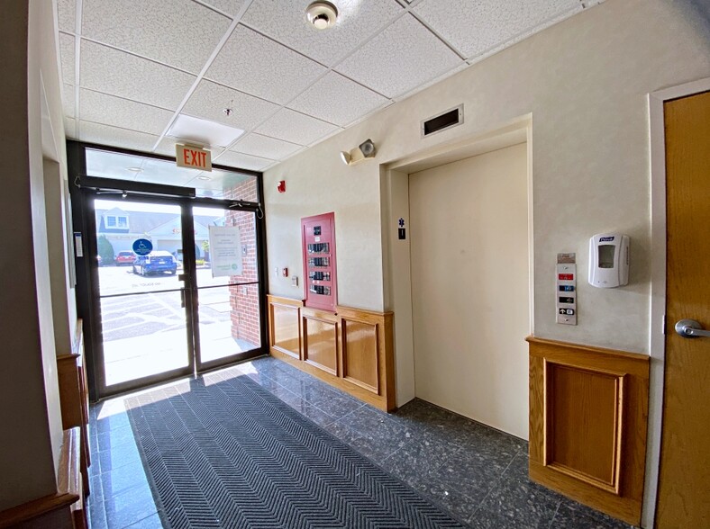 100 Boston Rd, Groton, MA for lease - Lobby - Image 3 of 10