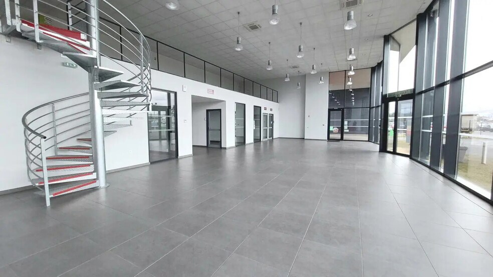 Retail in ANTRAN for lease - Interior Photo - Image 2 of 8