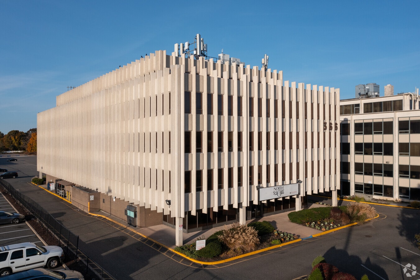 366 N Broadway, Jericho, NY 11753 North Plaza