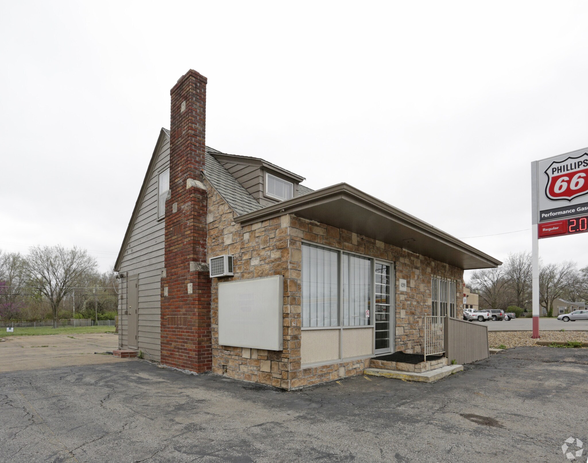 4209 SW 21st St, Topeka, KS for sale Primary Photo- Image 1 of 1