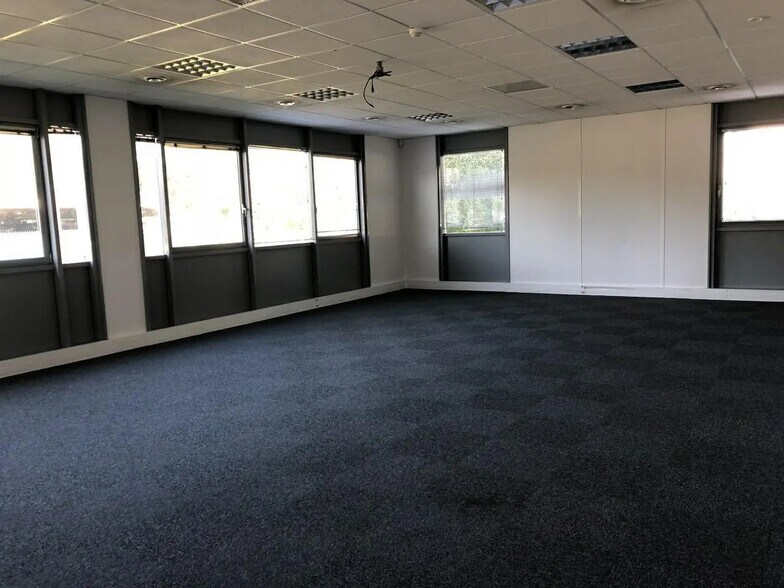 Office in Grenoble for lease - Interior Photo - Image 2 of 3