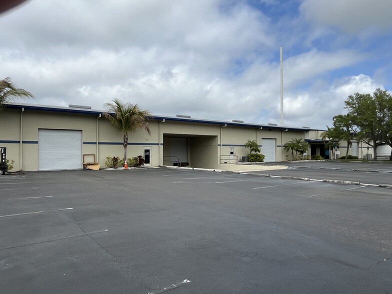 8575 Somerset Dr, Largo, FL for lease - Primary Photo - Image 1 of 12