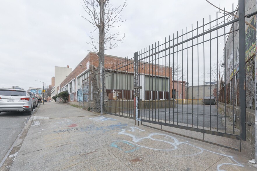 7910-7920 Barnwell Ave, Elmhurst, NY for lease - Building Photo - Image 2 of 28