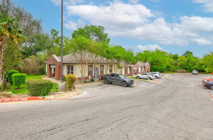 1811 N Austin Ave, Georgetown, TX for lease - Building Photo - Image 2 of 2