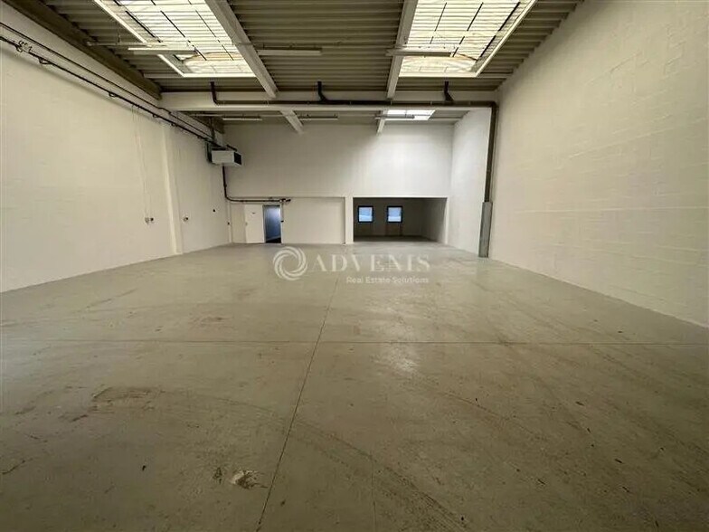 Flex in Moissy-Cramayel for lease - Interior Photo - Image 2 of 7