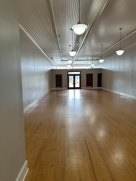 101 and 103 E Main portfolio of 2 properties for sale on LoopNet.com - Building Photo - Image 2 of 13