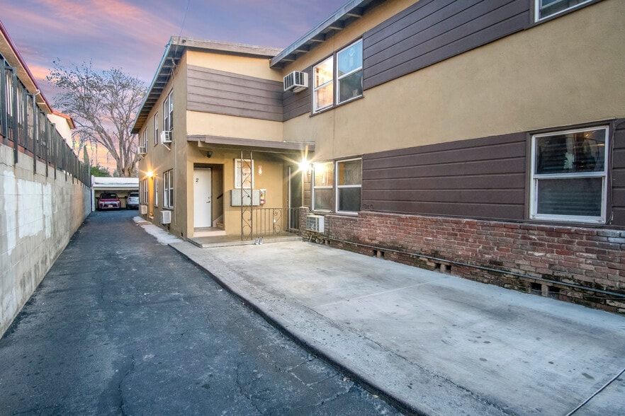 7260 Canby Ave, Reseda, CA for sale - Building Photo - Image 2 of 11