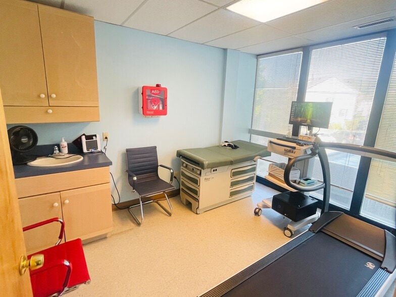 2616 Sherwood Hall Ln, Alexandria, VA for sale - Interior Photo - Image 2 of 54