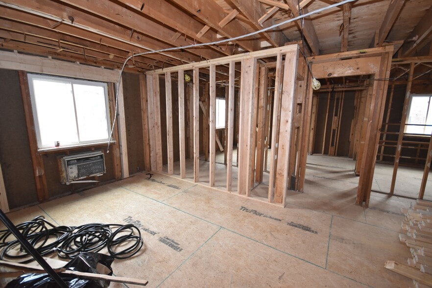 130 Reid Rd, Grand Blanc, MI for sale - Interior Photo - Image 3 of 7