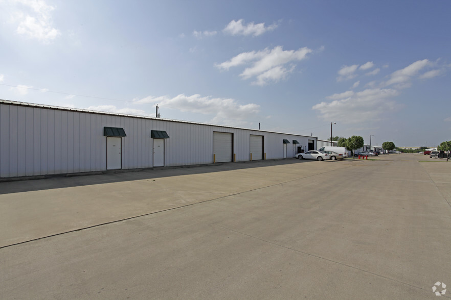 5051 David Strickland Rd, Fort Worth, TX for lease - Primary Photo - Image 1 of 9