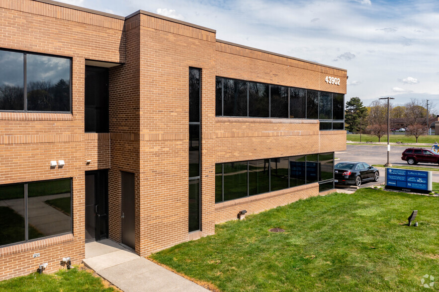 43902 Woodward Ave, Bloomfield Hills, MI for lease - Building Photo - Image 2 of 3