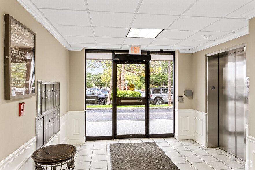 3601 SE Ocean Blvd, Stuart, FL for sale - Interior Photo - Image 3 of 11