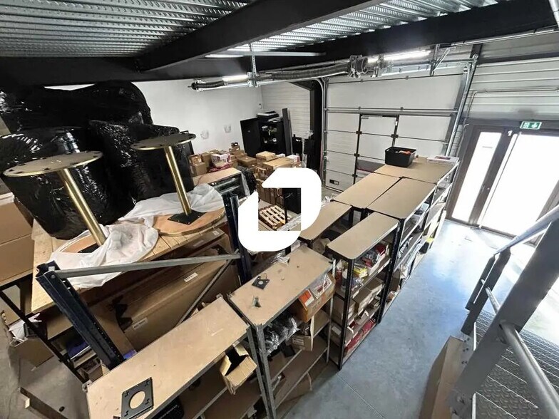 Flex in Franconville for lease - Interior Photo - Image 2 of 21