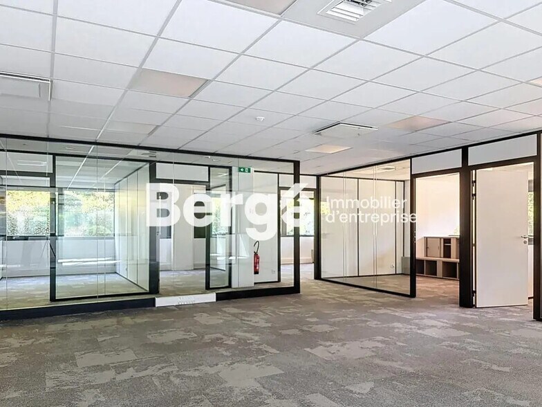 Office in SOPHIA ANTIPOLIS for lease - Interior Photo - Image 2 of 7