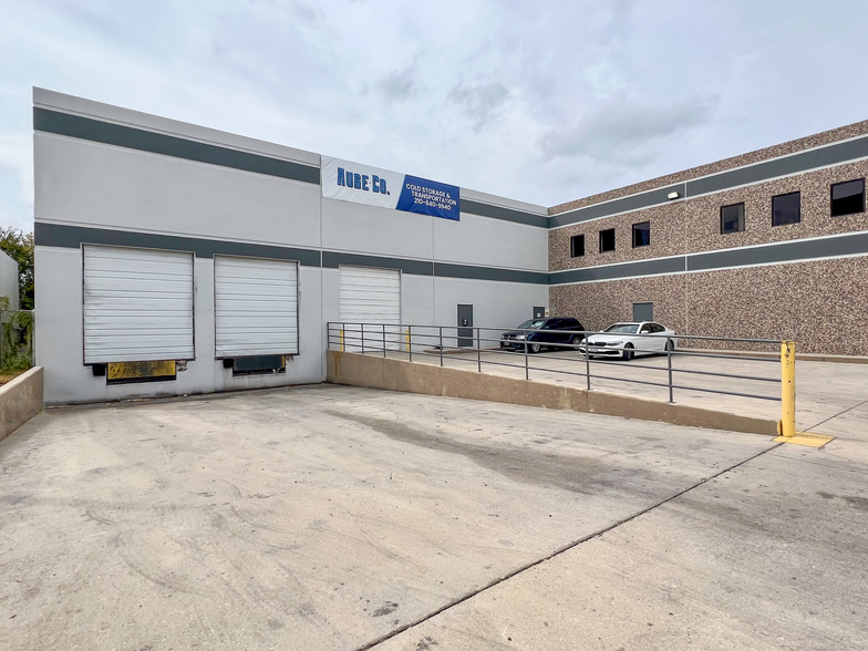 3940 N Panam Expy, San Antonio, TX for lease - Building Photo - Image 2 of 9