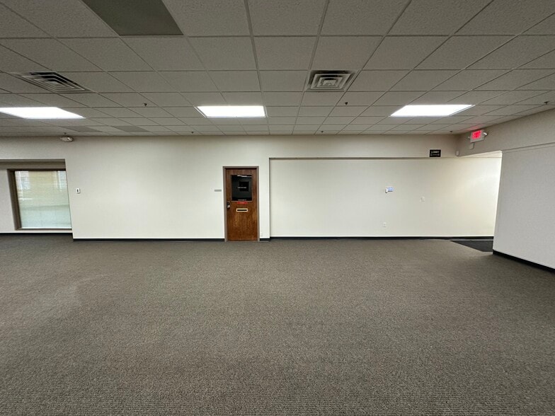 975 Lombardi Ave, Green Bay, WI for lease - Building Photo - Image 3 of 10